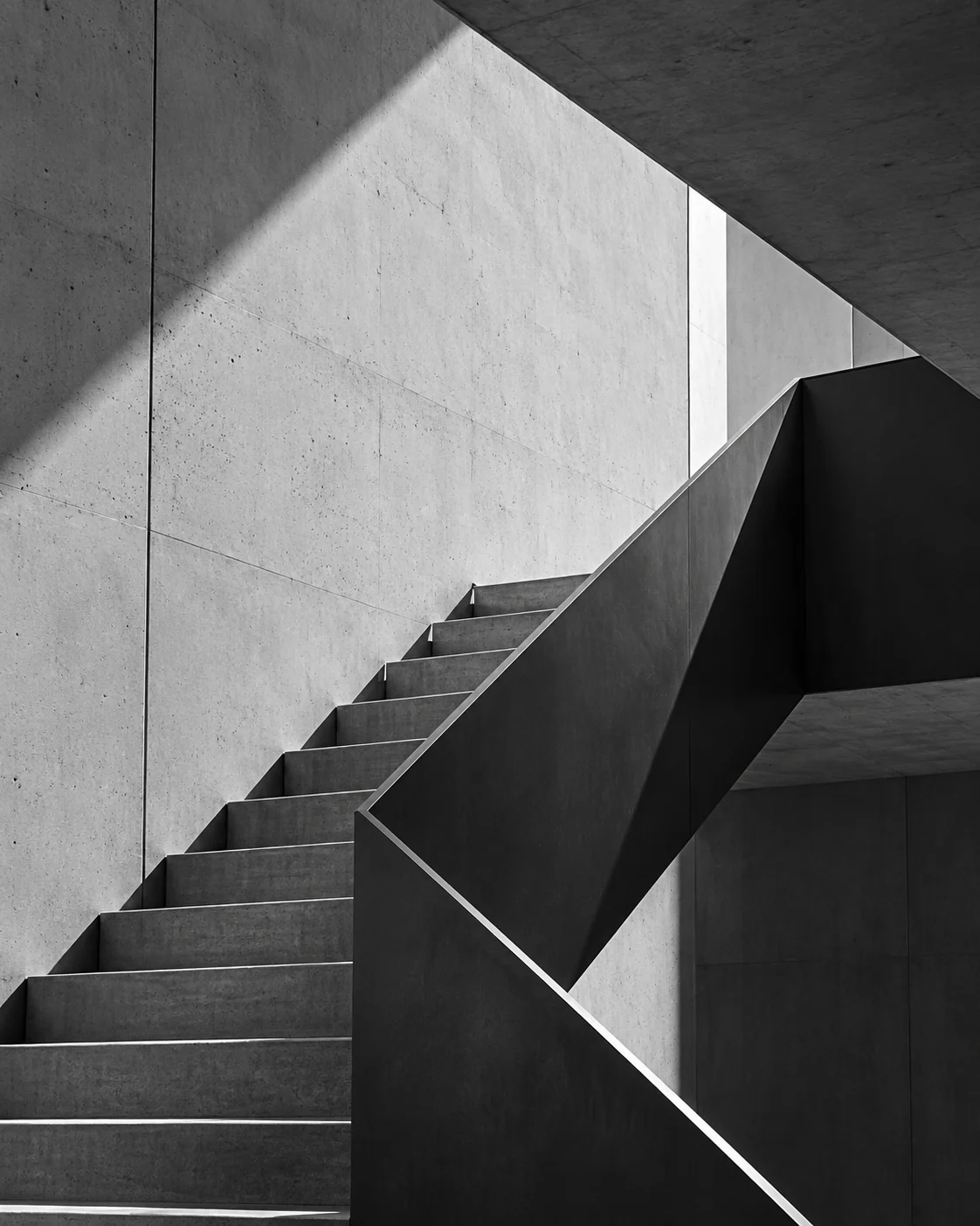Estructura arquitectónica en blanco y negro